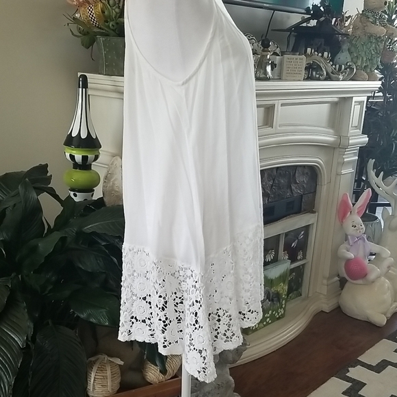 White Lace-Hem Sleeveless Women's Top - Picture 2 of 4